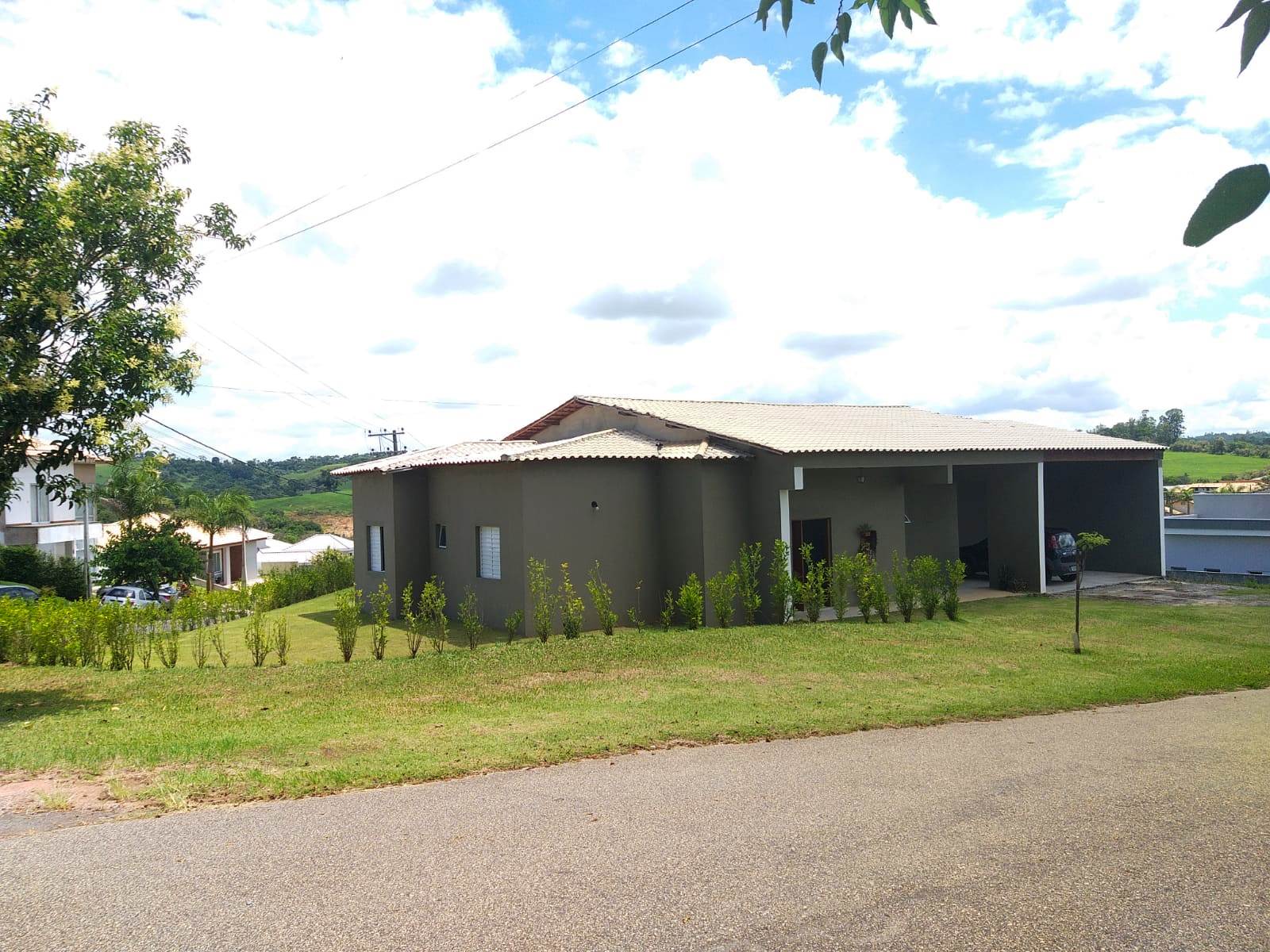 Casa 3 dorms(2 suites), piscina em Condomínio de Araçoiaba da Serra SP